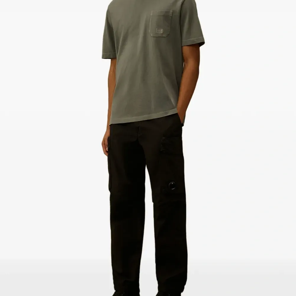 Футболка с круглым вырезом и карманом