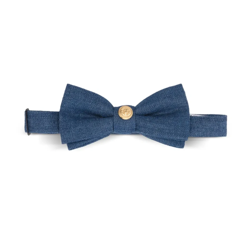 Бабочка с отделкой пуговицами