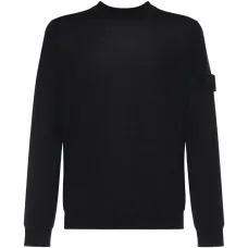 Свитер с круглым вырезом и нашивкой