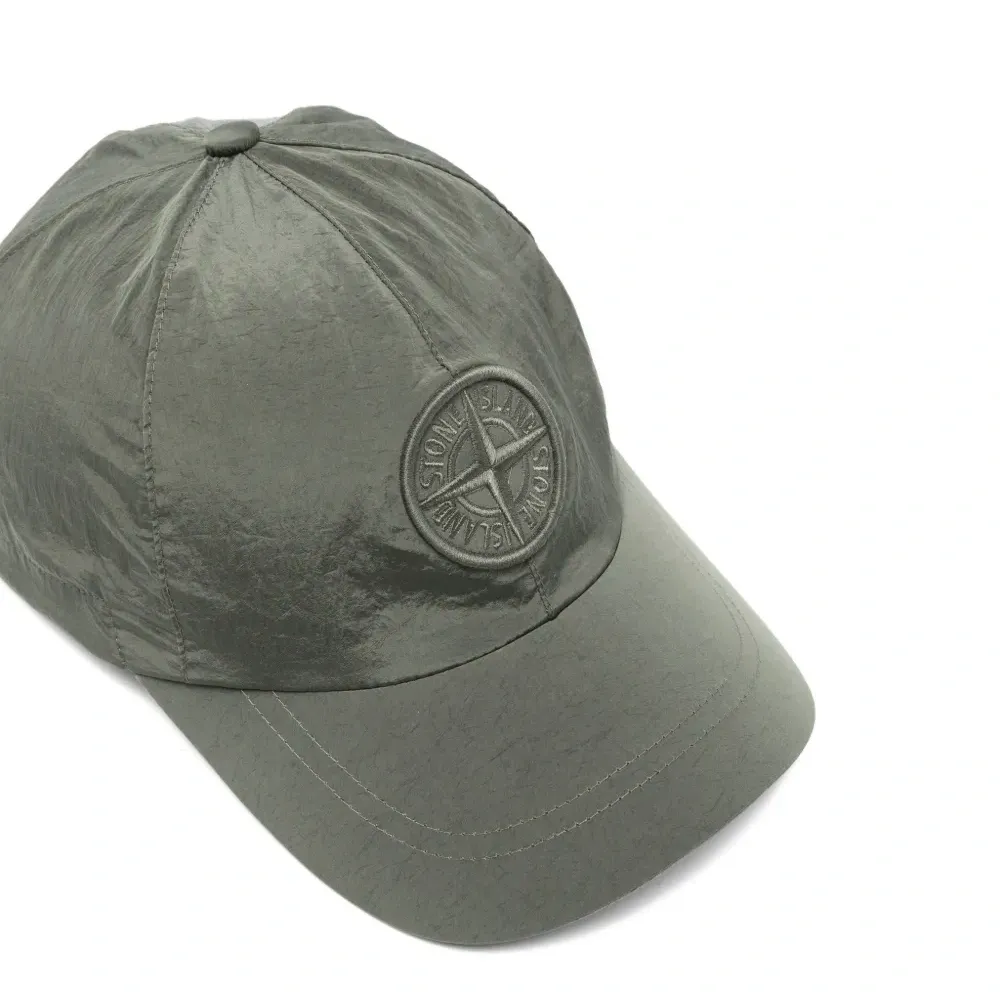 Бейсболка с логотипом