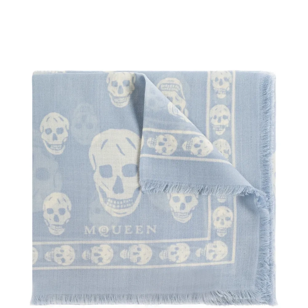 Шарф с бахромой и черепами