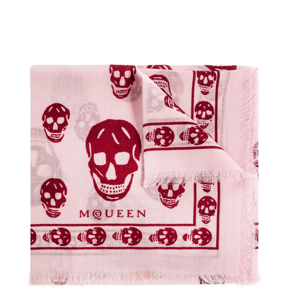 Шарф с принтом в виде черепов и бахромой