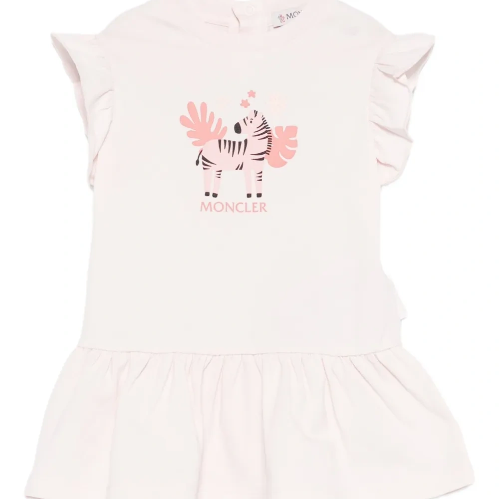 Платье с оборками и графическим принтом