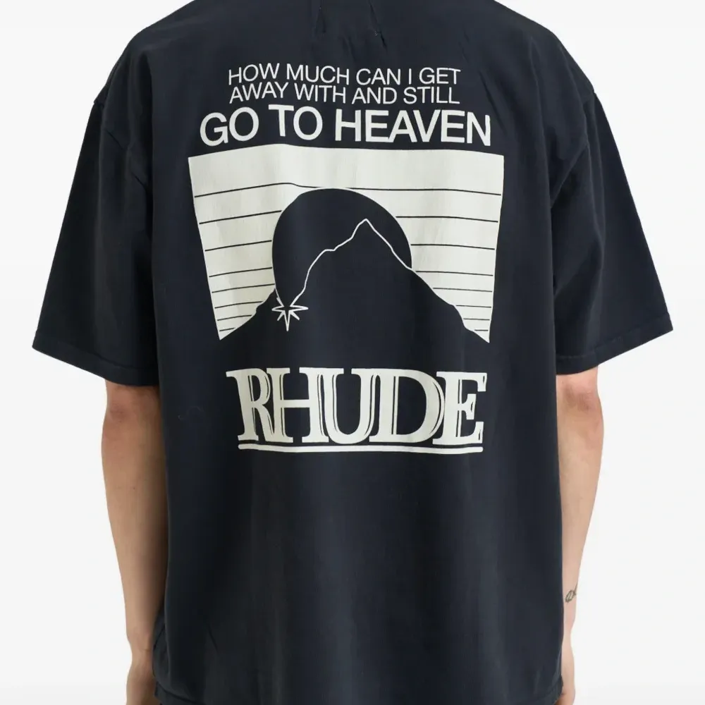 Футболка с короткими рукавами и принтом на спине