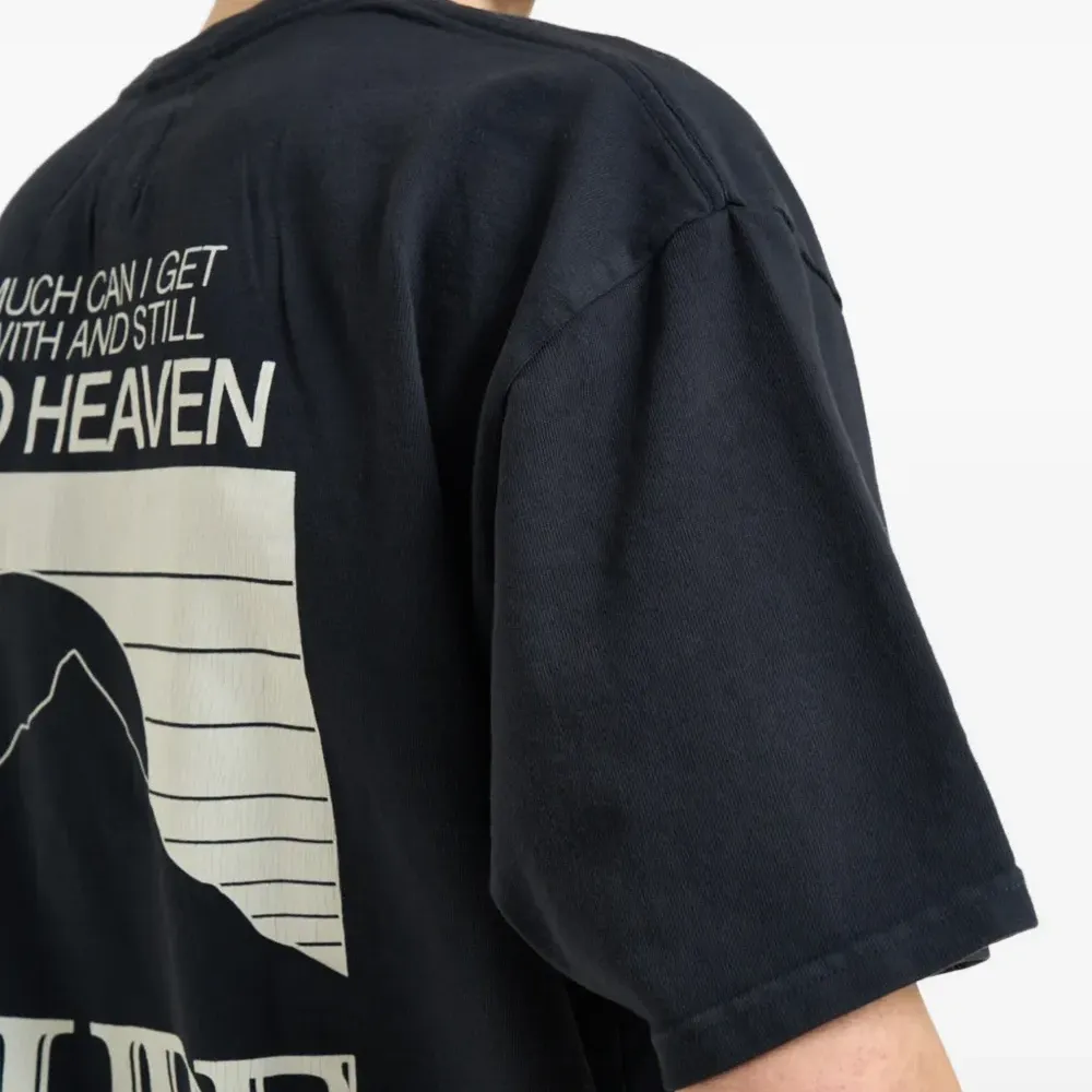 Футболка с короткими рукавами и принтом на спине