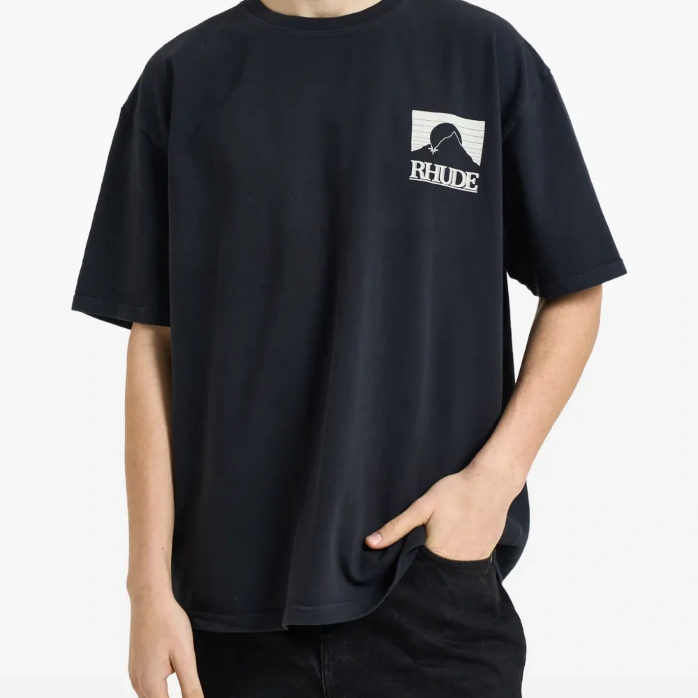 Футболка с короткими рукавами и принтом на спине