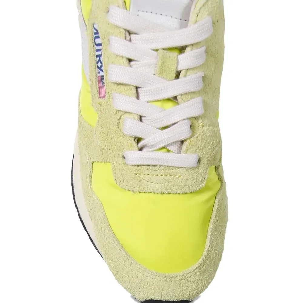 Кроссовки на шнуровке с принтом логотипа