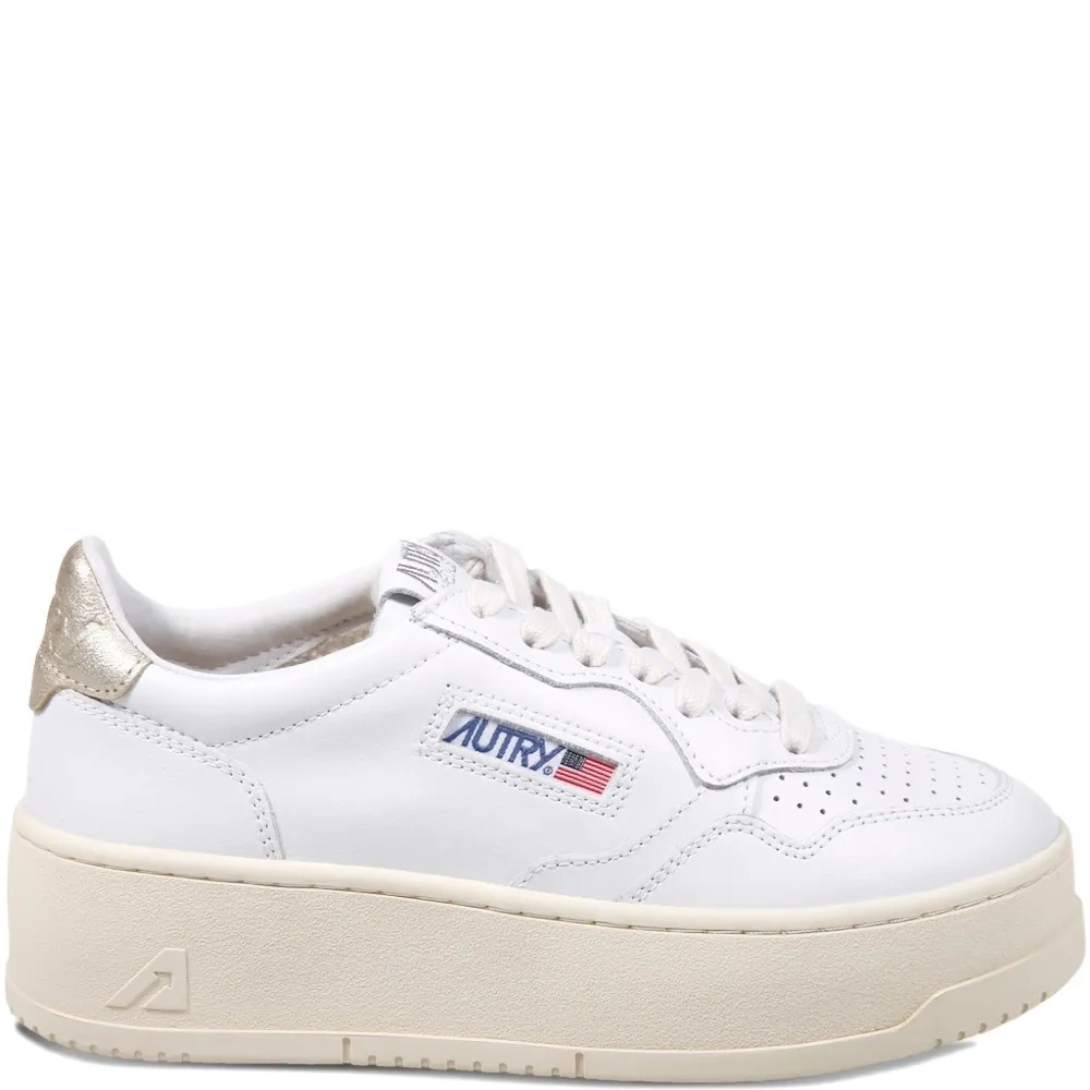 Кроссовки на платформе с нашивкой-логотипом