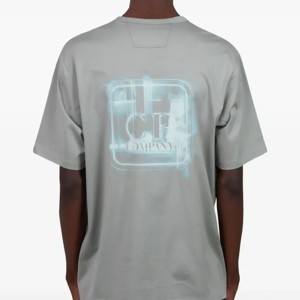 Футболка с нашивкой