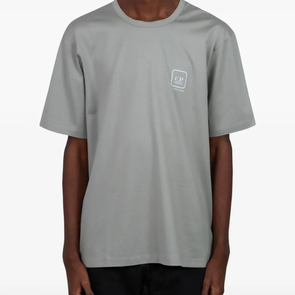 Футболка с нашивкой