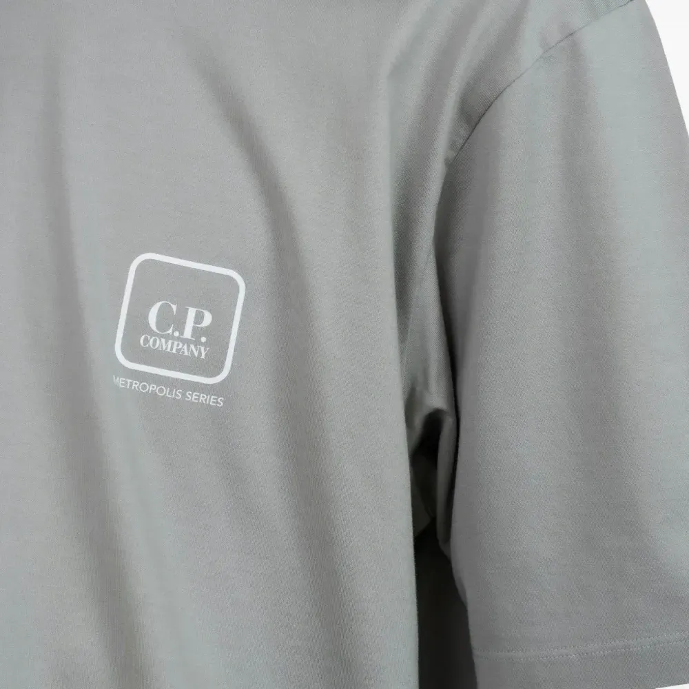 Футболка с нашивкой