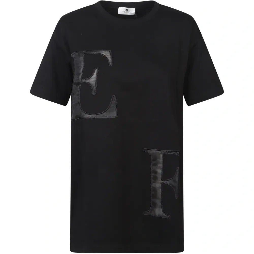 Футболка с нашивкой в виде буквы