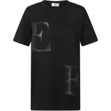 Футболка с нашивкой в виде буквы Футболка с нашивкой в виде буквы