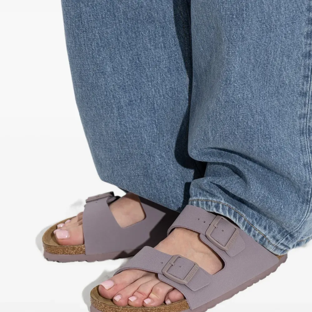 Сандалии Arizona с ремешками и пряжками