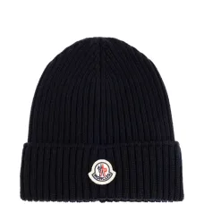 Шапка-бини с ребристой отделкой и нашивкой Шапка-бини с ребристой отделкой и нашивкой