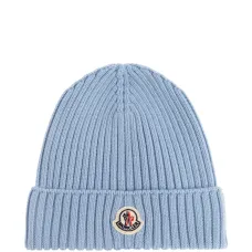 Шерстяная шапка в рубчик с нашивкой-логотипом Шерстяная шапка в рубчик с нашивкой-логотипом