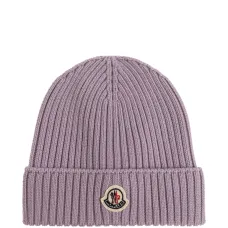 Вязаная шапка с нашивкой-логотипом