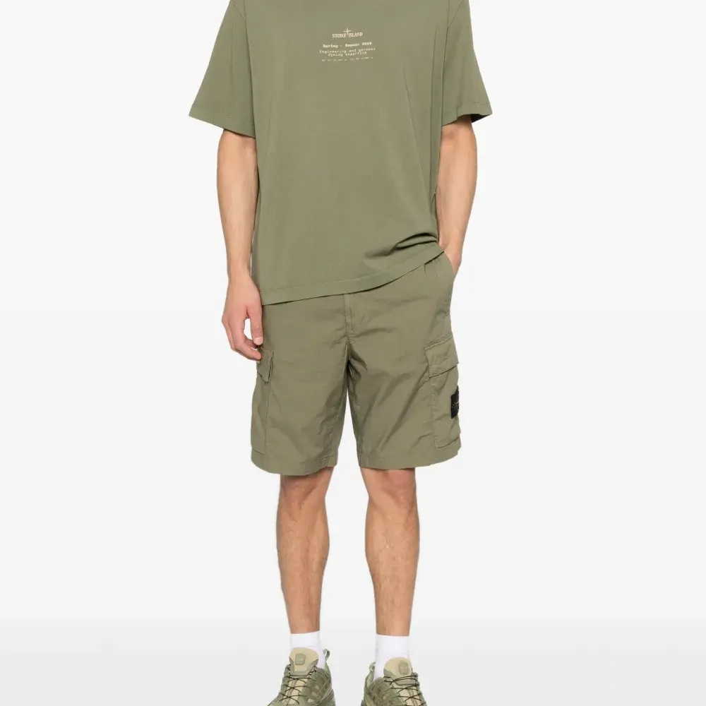 Футболка с принтом логотипа