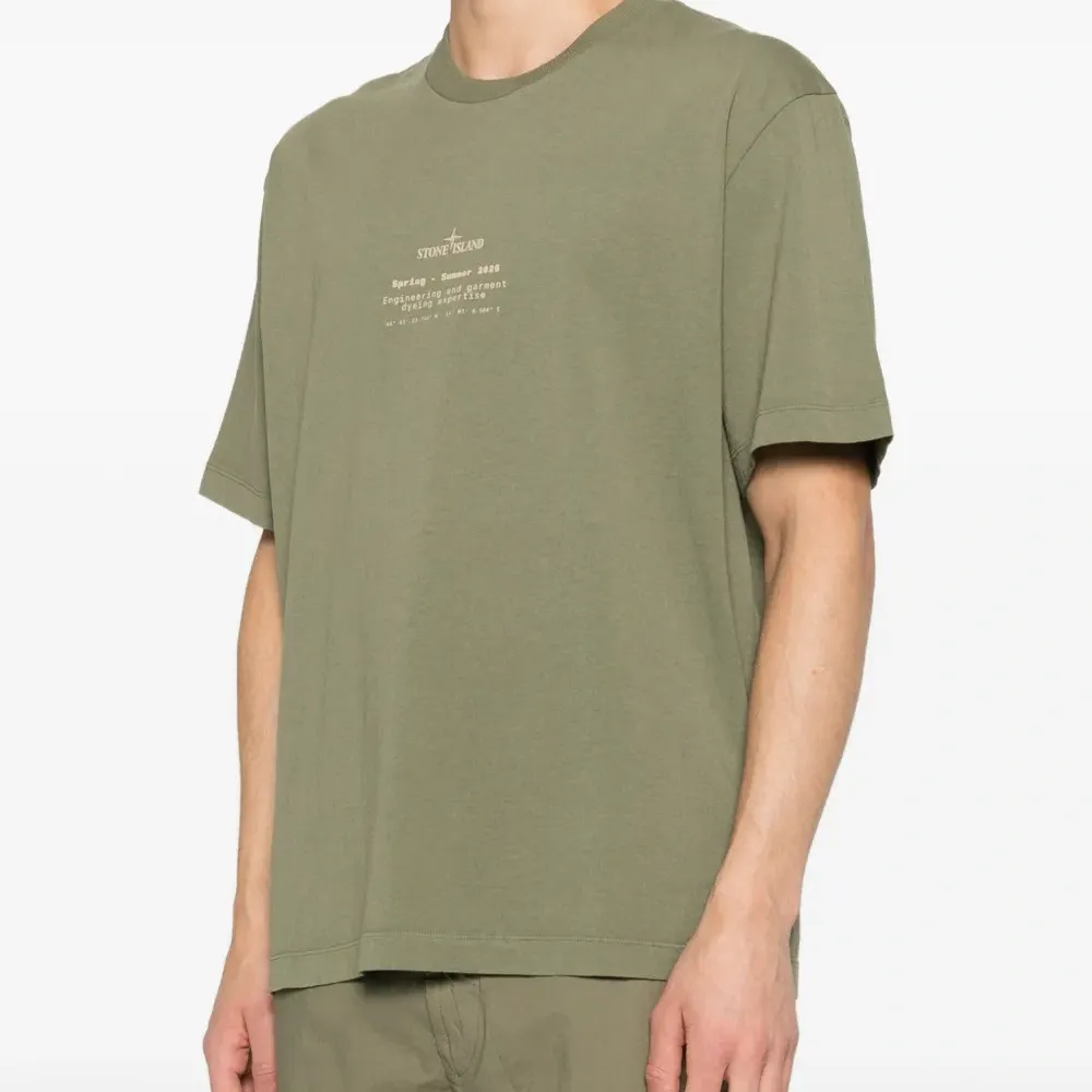 Футболка с принтом логотипа