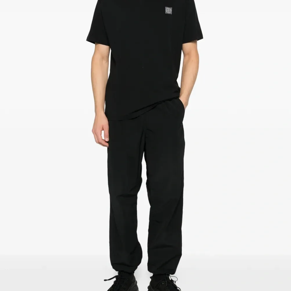 Футболка с нашивкой-логотипом