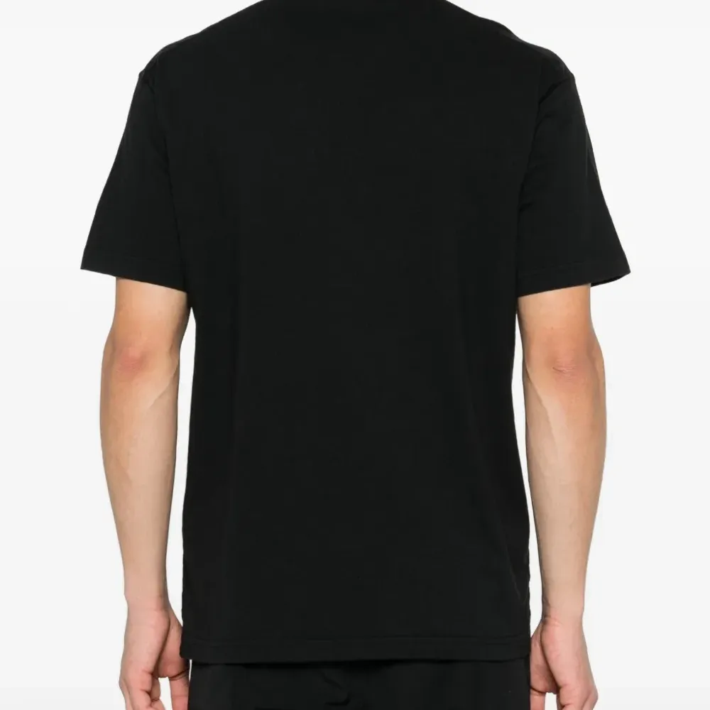 Футболка с нашивкой-логотипом