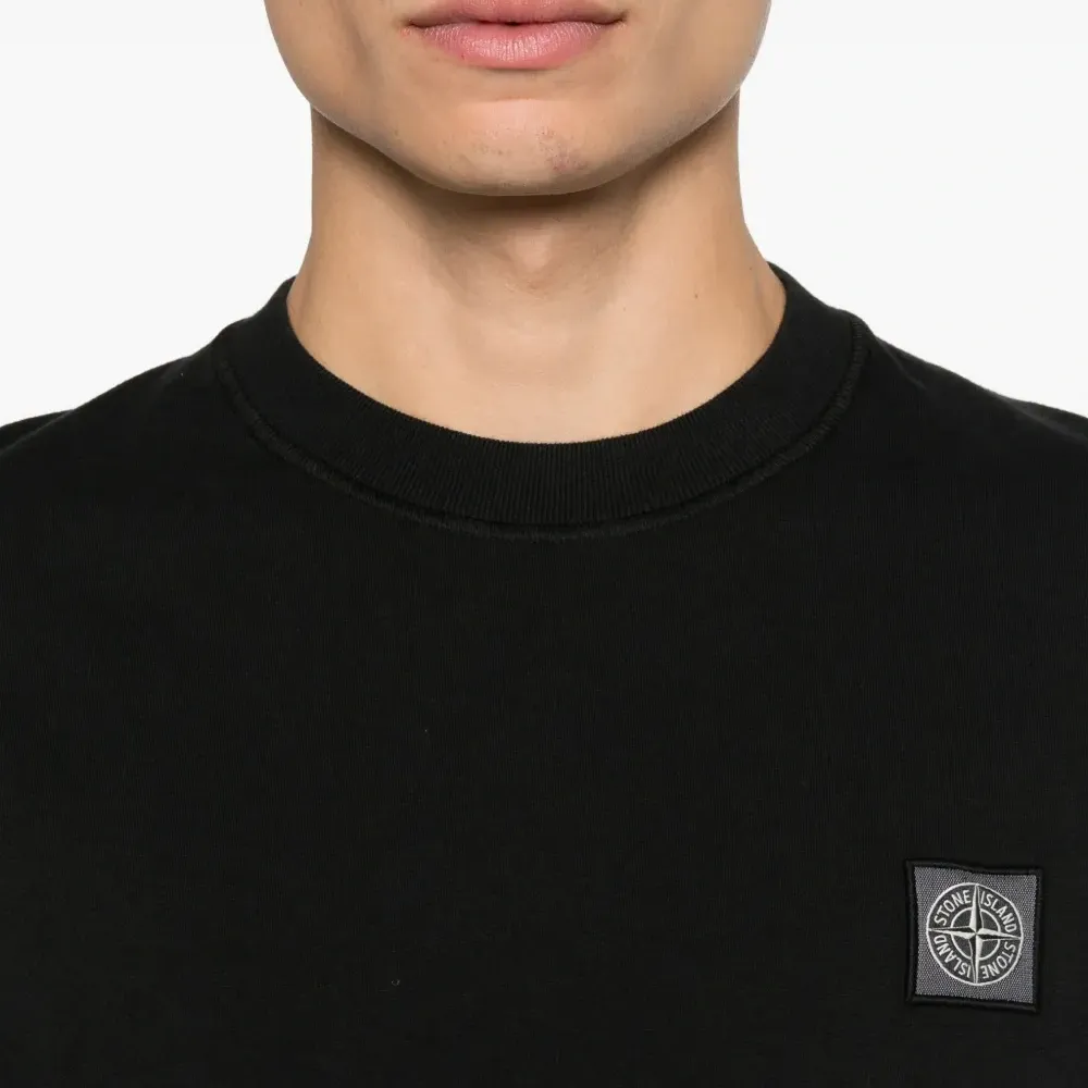 Футболка с нашивкой-логотипом