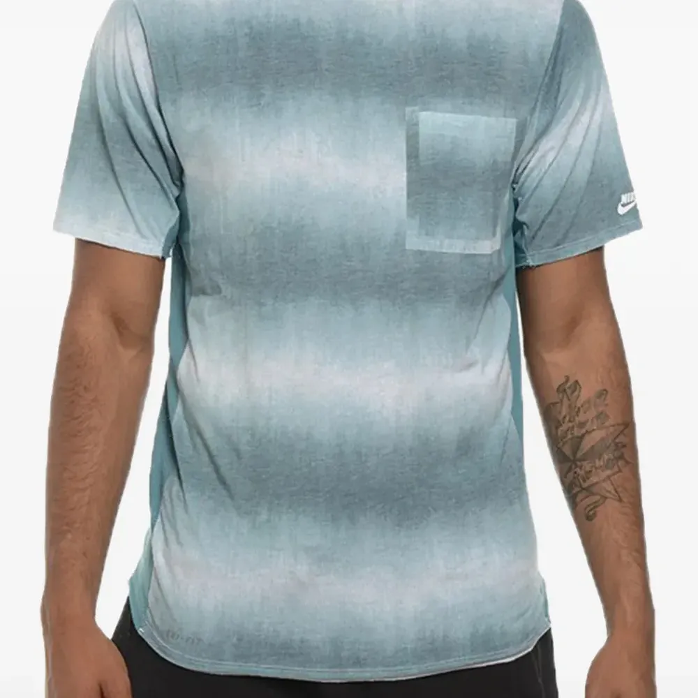 Футболка с выцветшим эффектом и карманом