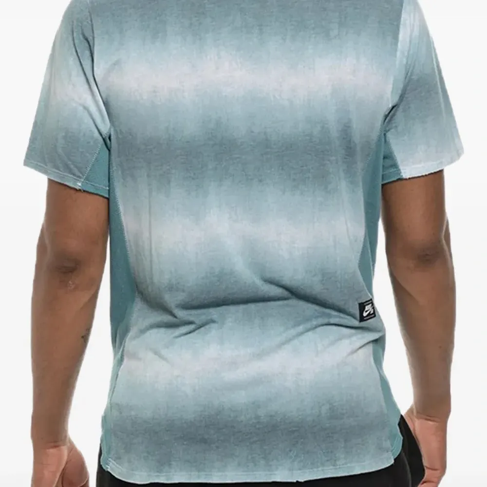 Футболка с выцветшим эффектом и карманом