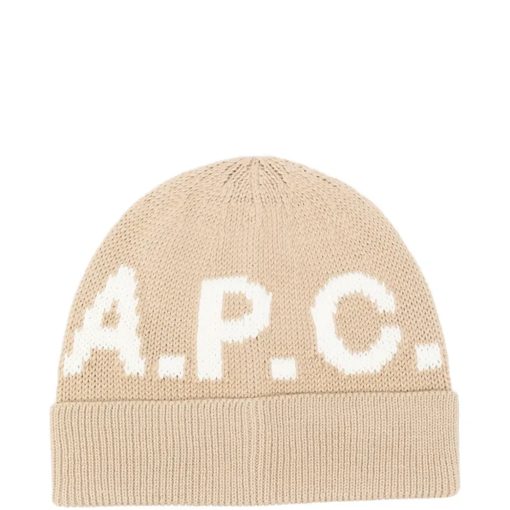 Шапка с украшением в виде логотипа