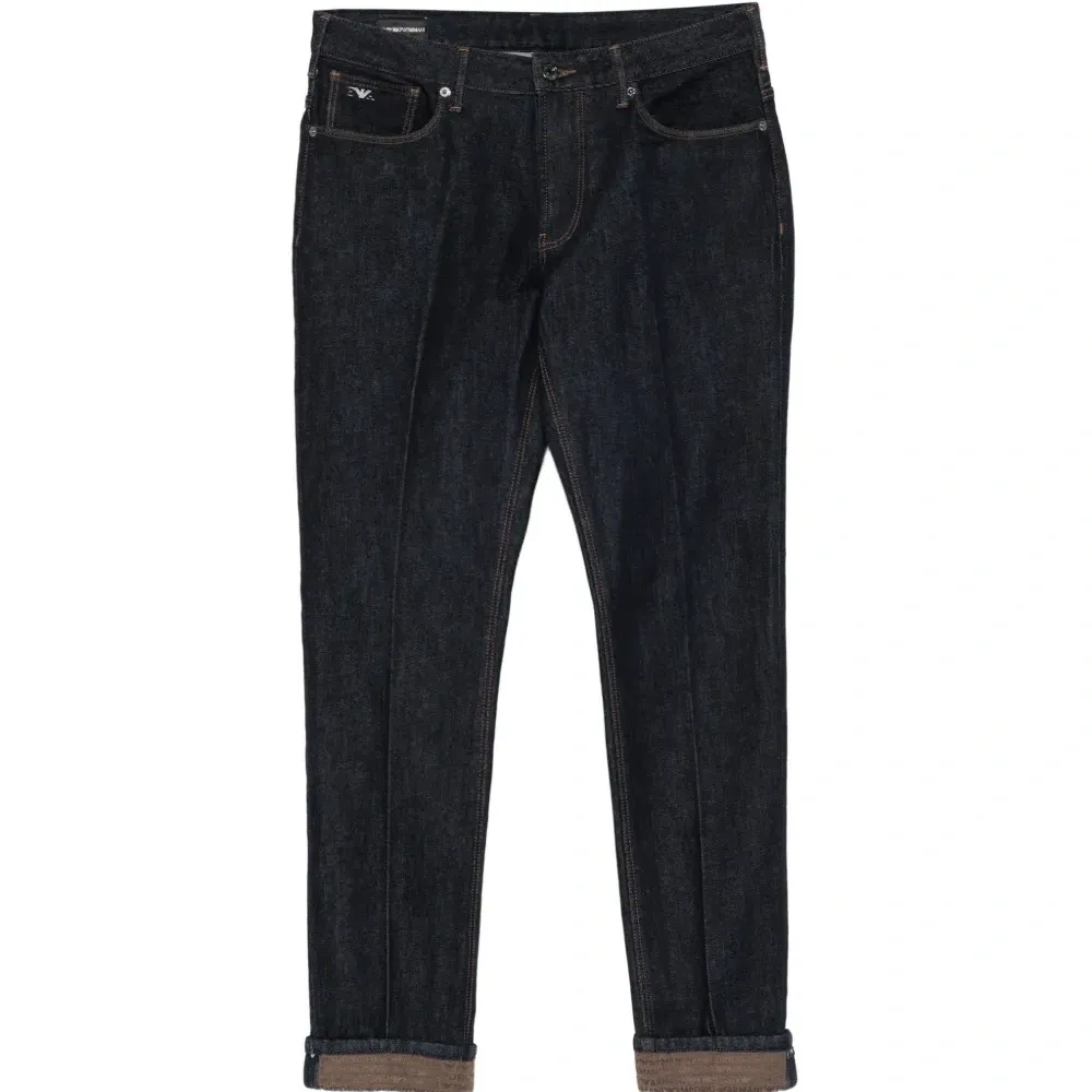 Джинсы с пятью карманами и нашивкой с логотипом