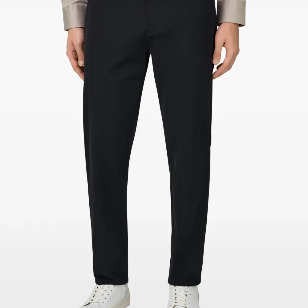 Брюки прямого кроя с карманом на молнии Брюки прямого кроя с карманом на молнии