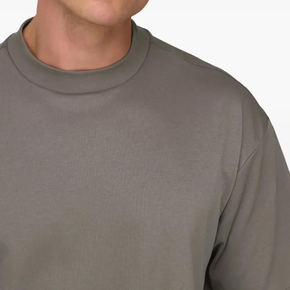 Футболка с нашивкой-логотипом