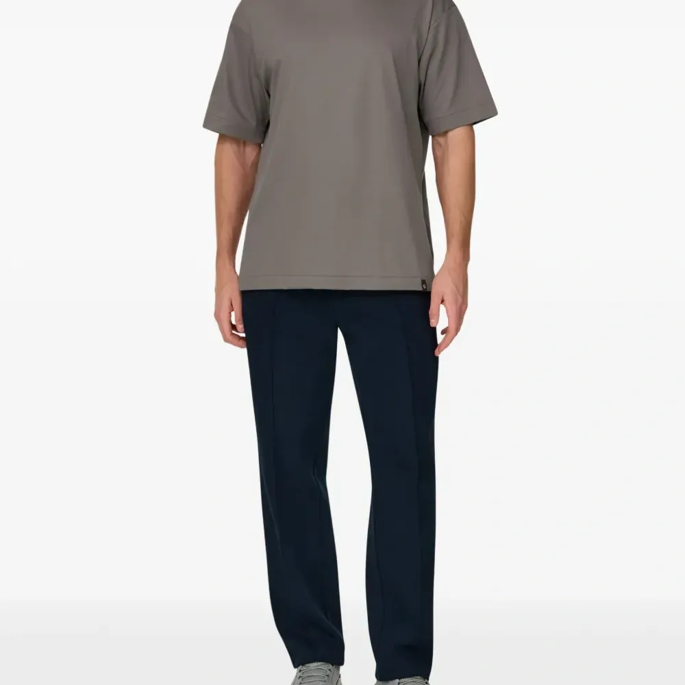 Футболка с нашивкой-логотипом