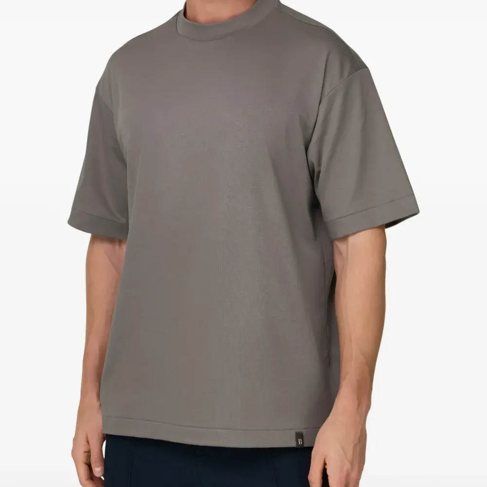 Футболка с нашивкой-логотипом