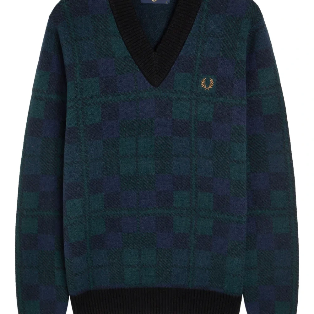 Свитер в клетку тартан с V-образным вырезом