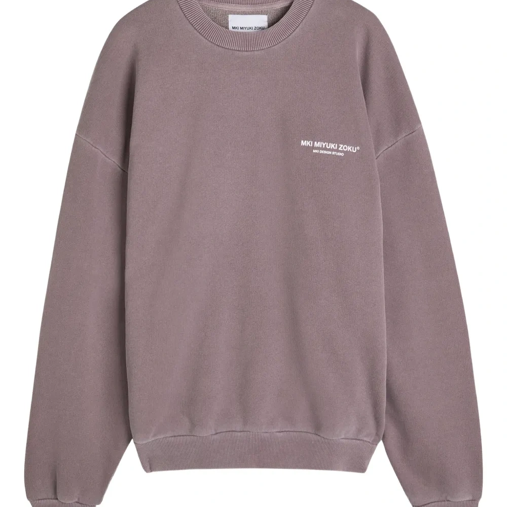 Свитер с круглым вырезом