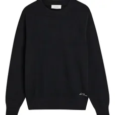 Свитер с вышитым логотипом