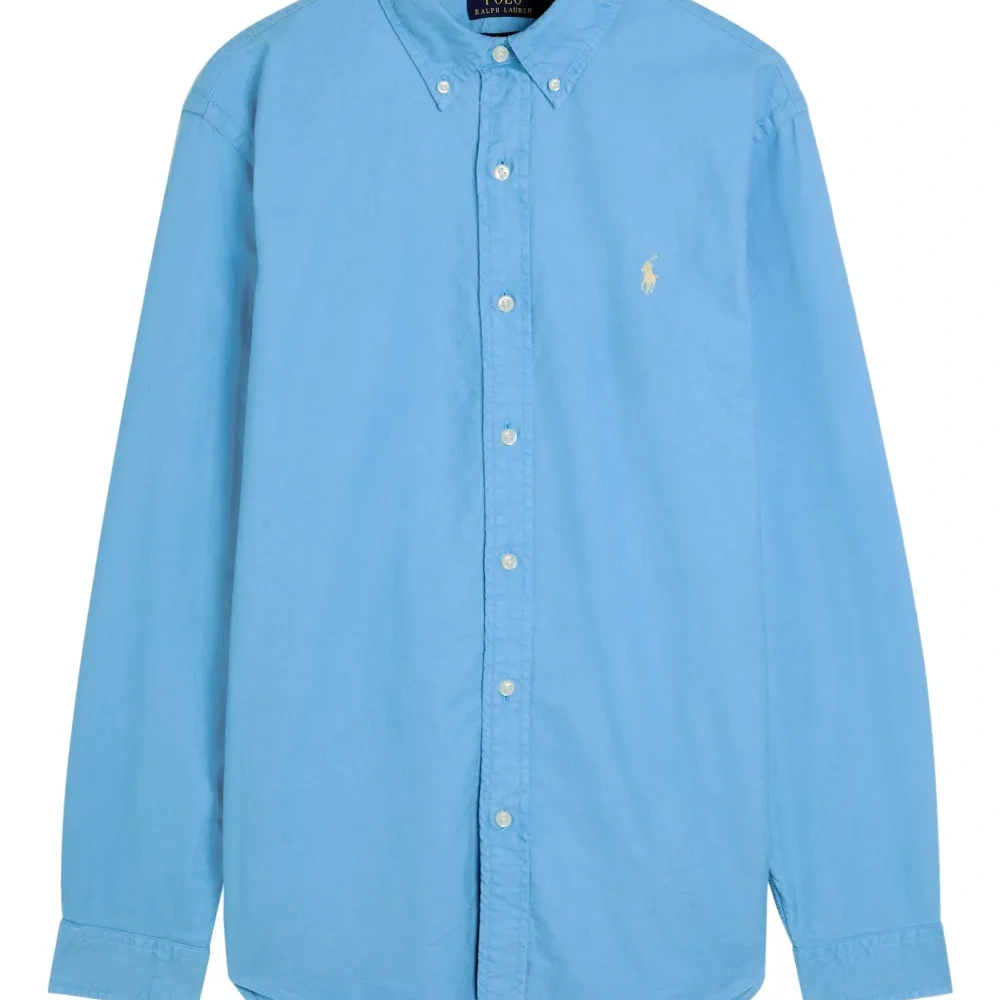 Рубашка с вышитым логотипом на пуговицах