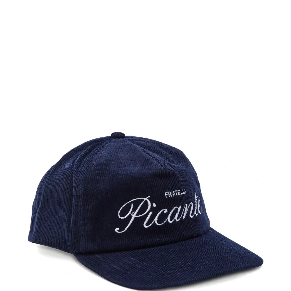 Бейсболка из вельвета с вышитым логотипом