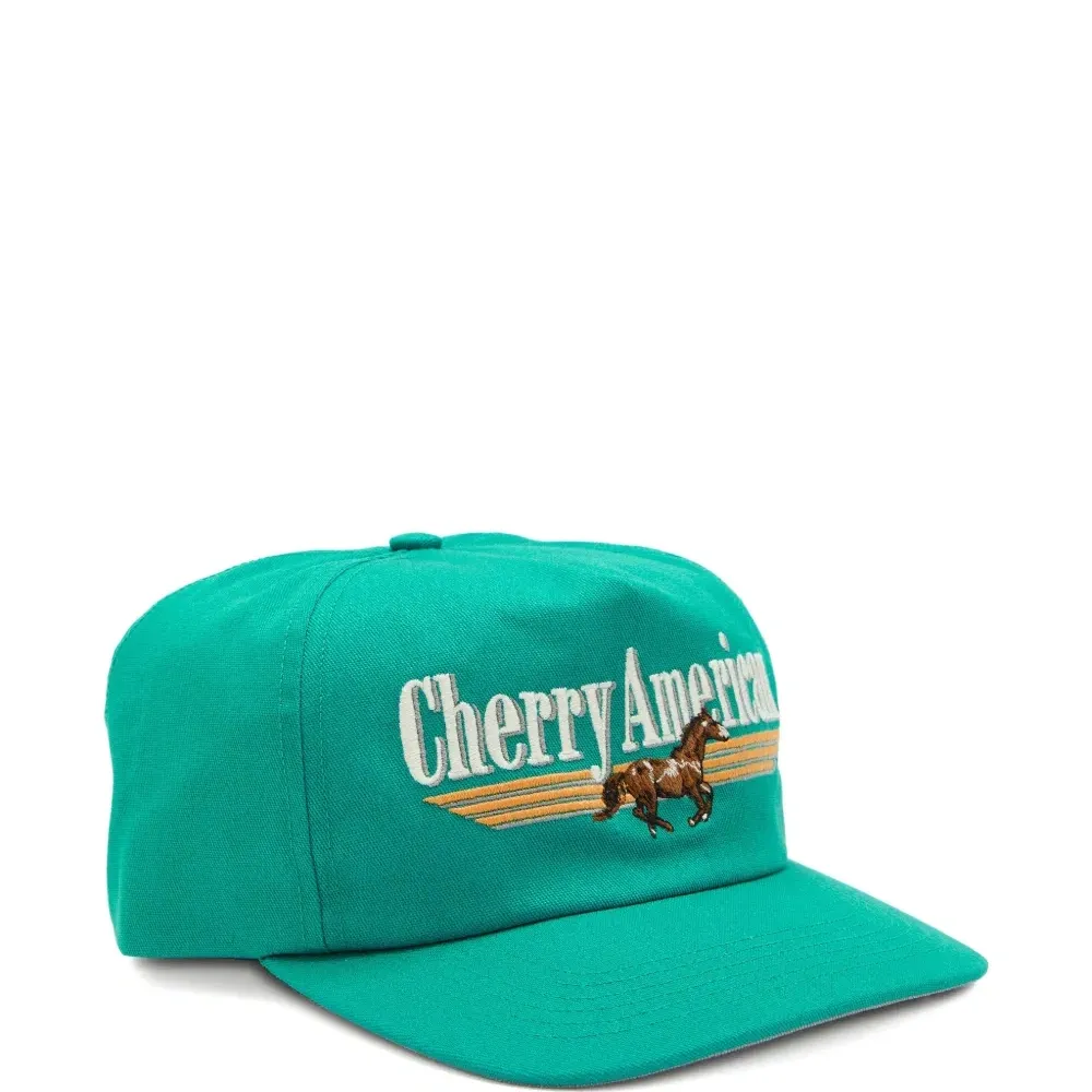 Кепка с вышитым логотипом