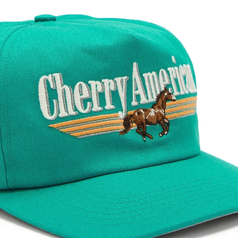 Кепка с вышитым логотипом