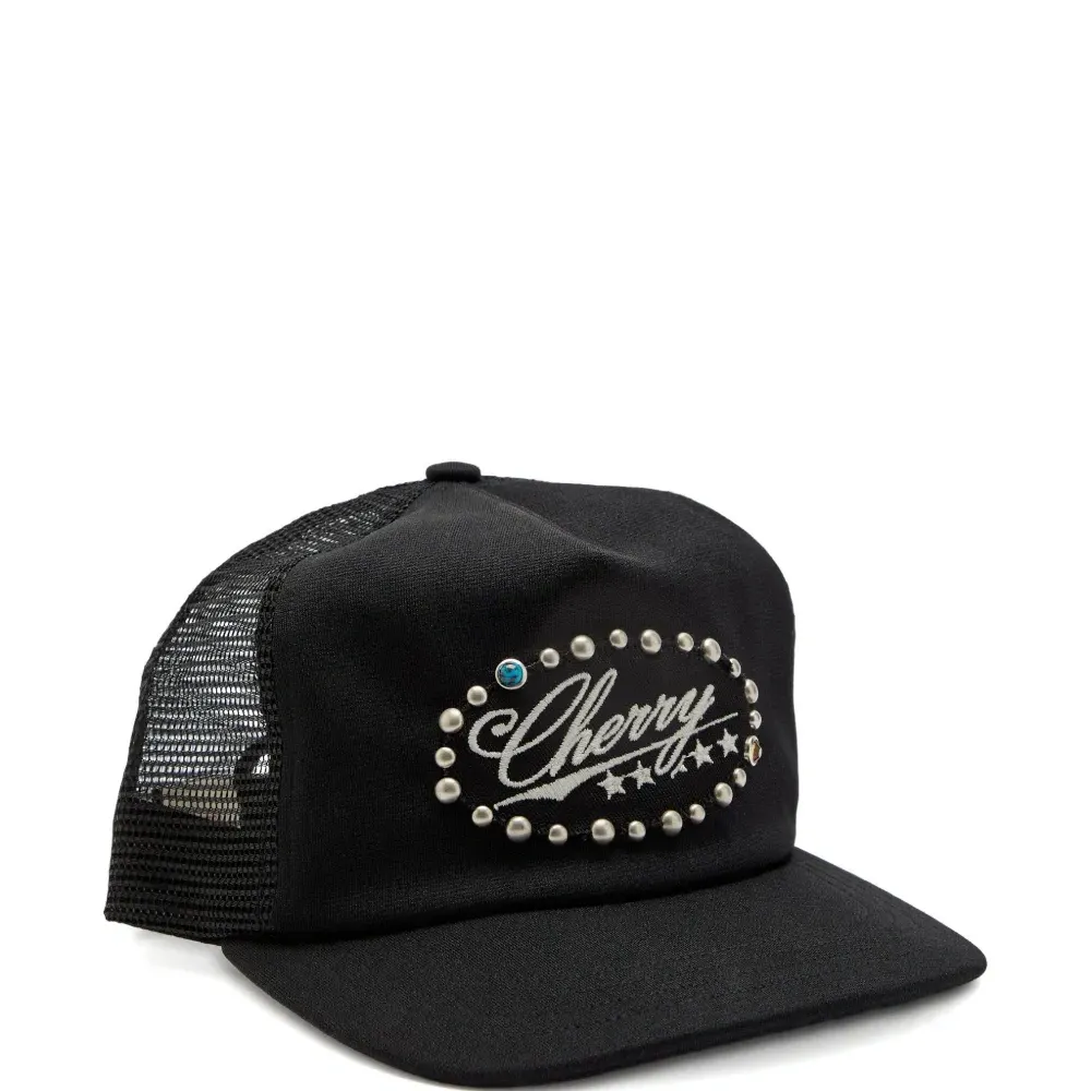 Бейсболка с логотипом и заклёпками