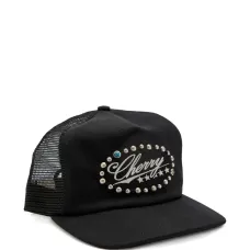 Бейсболка с логотипом и заклёпками