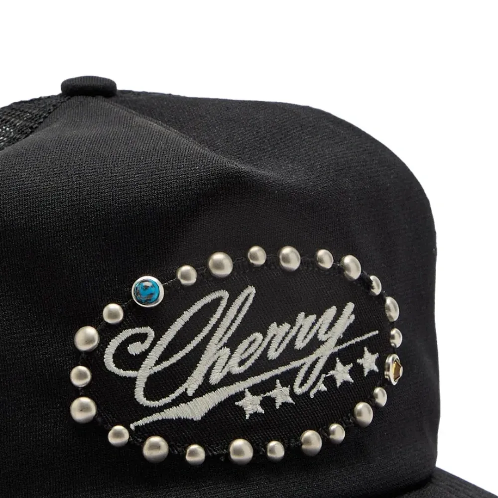 Бейсболка с логотипом и заклёпками