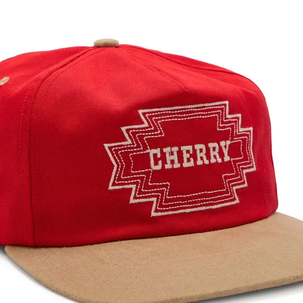 Кепка с вышитым логотипом