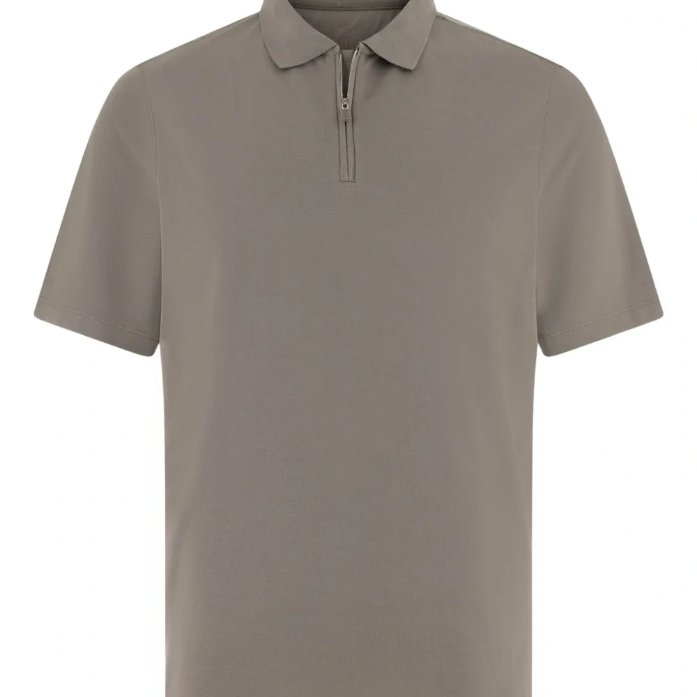 Поло с открытым воротником и аппликацией