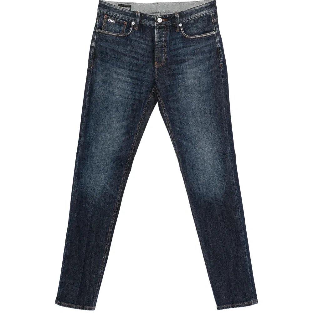 Джинсы с логотипом на табличке