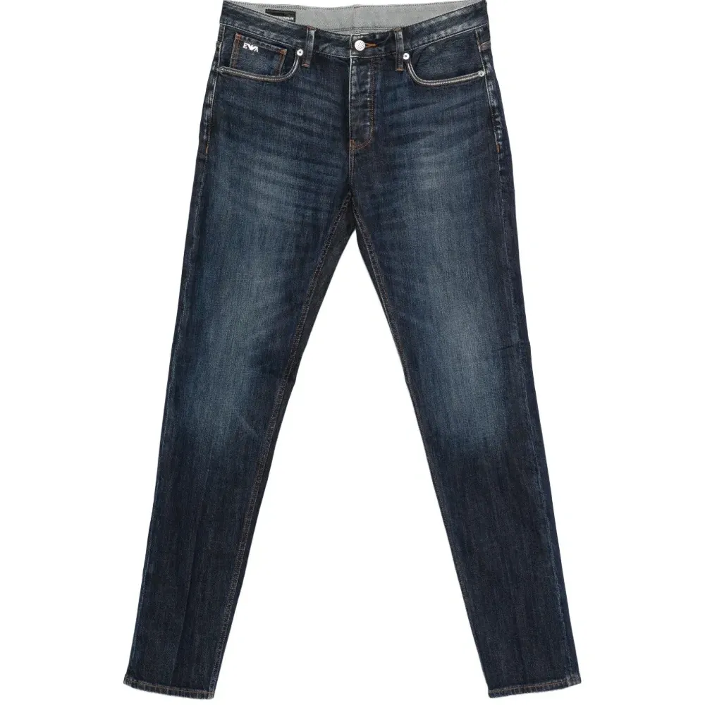 Джинсы с логотипом на табличке