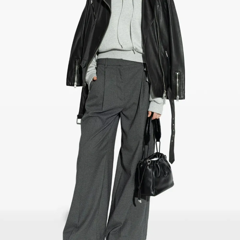 Кроссовки с анималистичным принтом