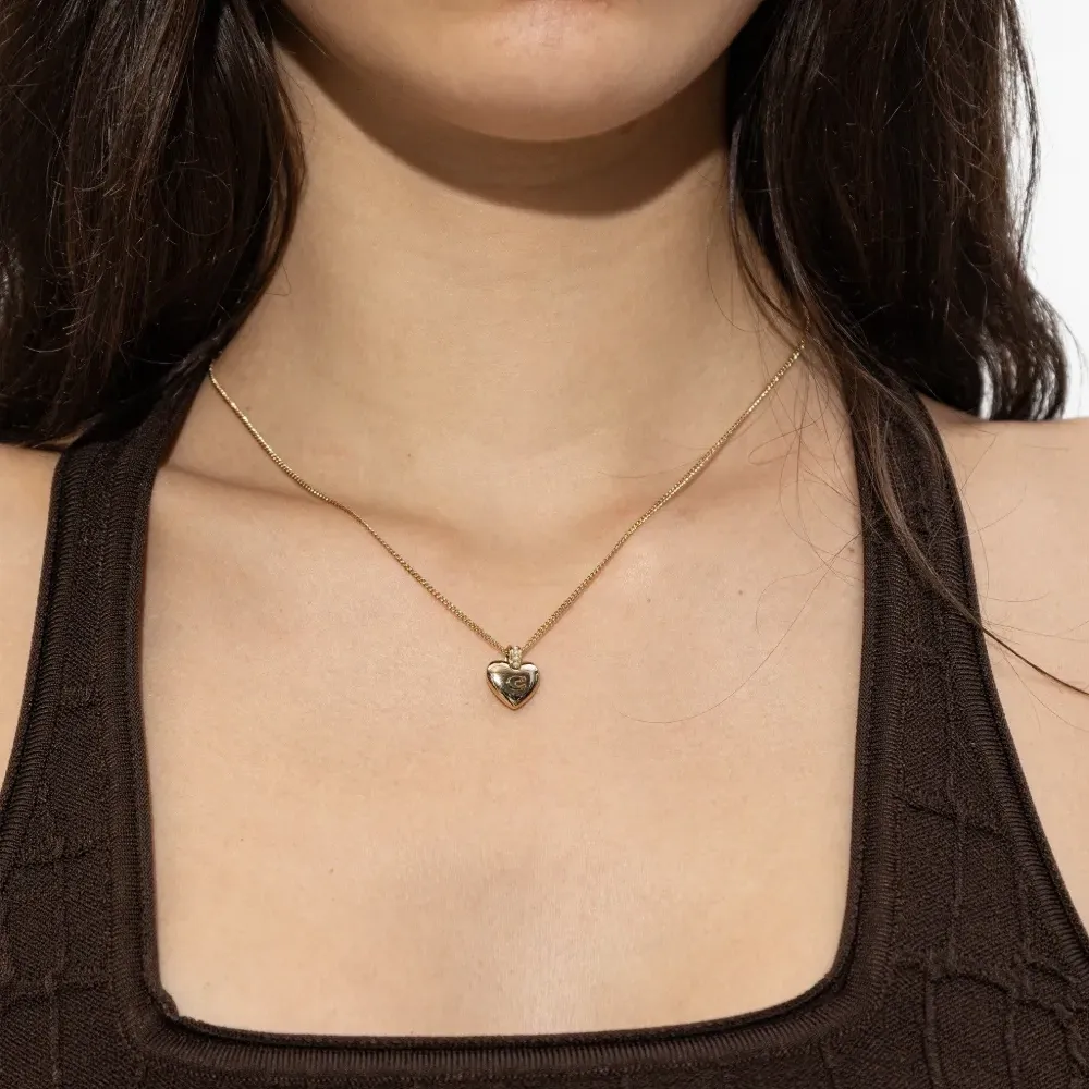 Колье с кулоном в виде логотипа-сердца